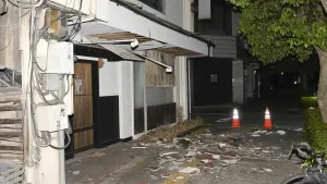 地震で外壁などが損壊したとみられる市内中心部のビル＝１８日午前１時４０分ごろ、宇和島市新町１丁目